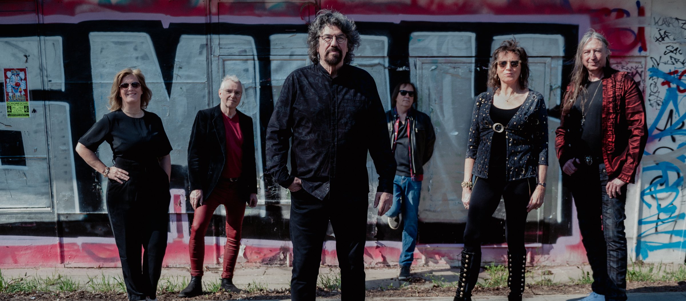 ELO Experience feat. Phil Bates, Band vor einer Graffitiwand