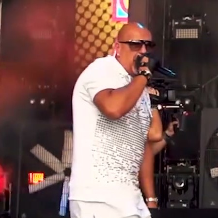 Sänger auf der Bühne bei Die 90er live
