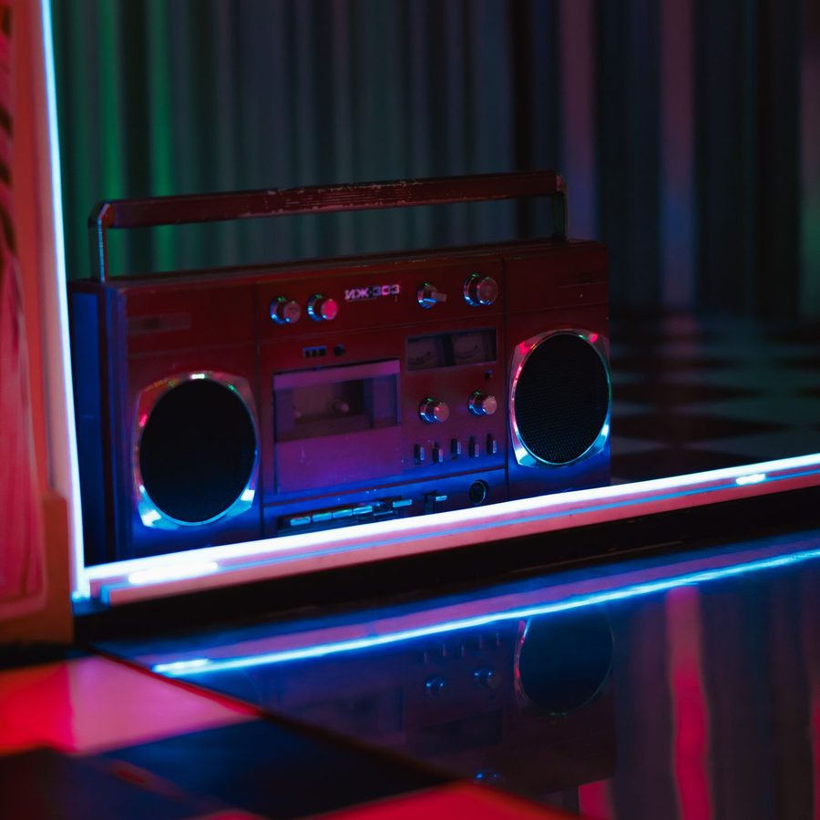 Ghettoblaster im Neonlicht