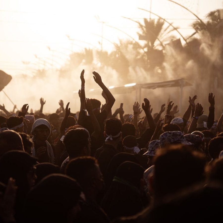 Festivalpublikum mit erhobenen Händen
