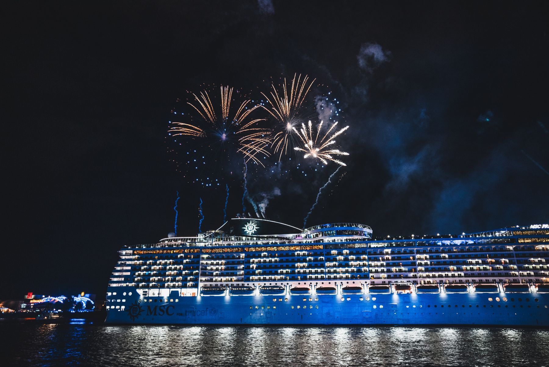 Feuerwerk über einem Kreuzfahrtschiff