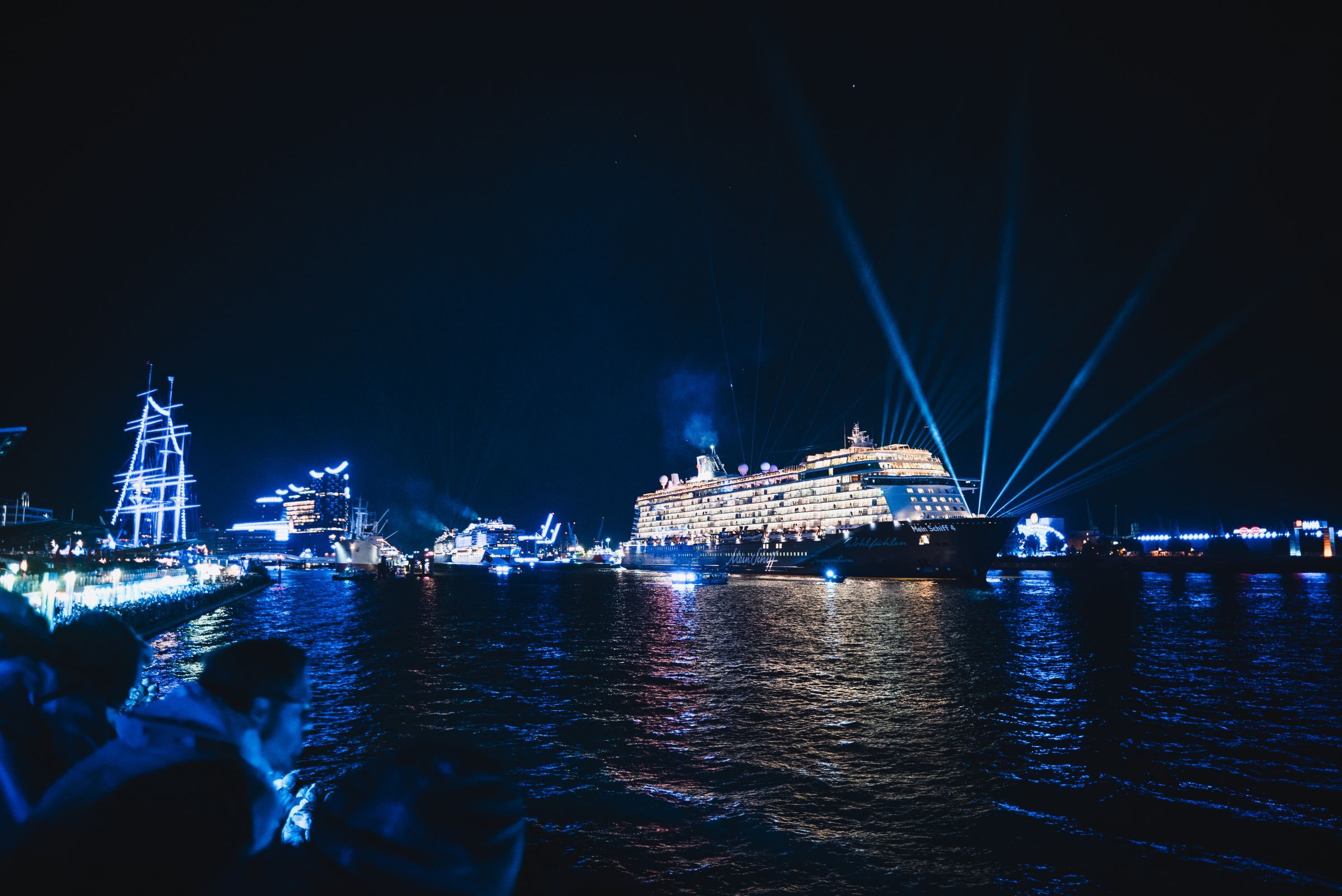 Beleuchtetes Kreuzfahrtschiff im Hafen