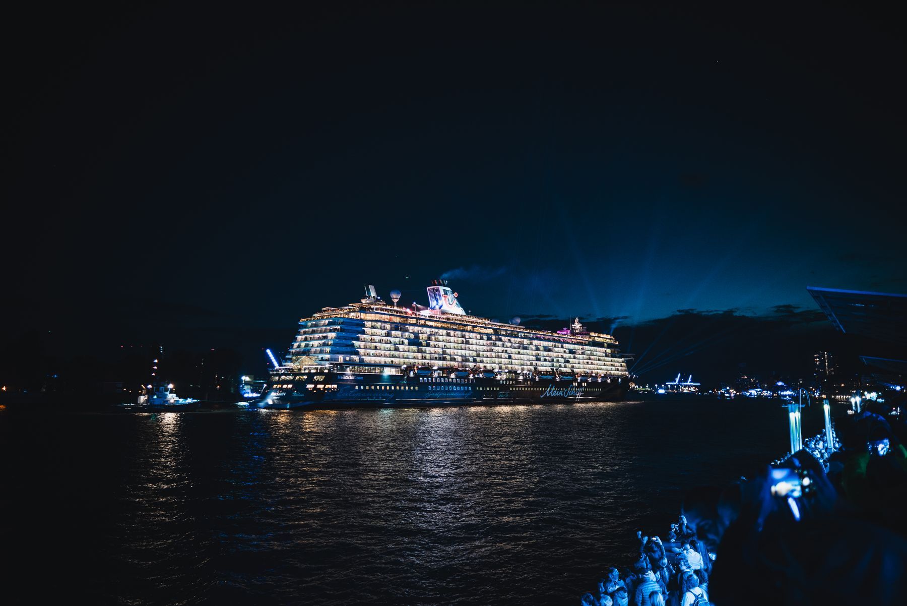 Kreuzfahrtschiff bei Nacht auf dem Wasser